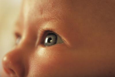 Kodėl akis drėkina kūdikį: simptomai ir priežastys