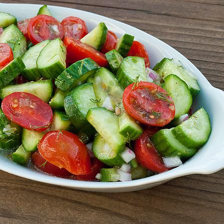 Kiek kalorijų yra agurkai, pomidorai ir salotos iš šių daržovių