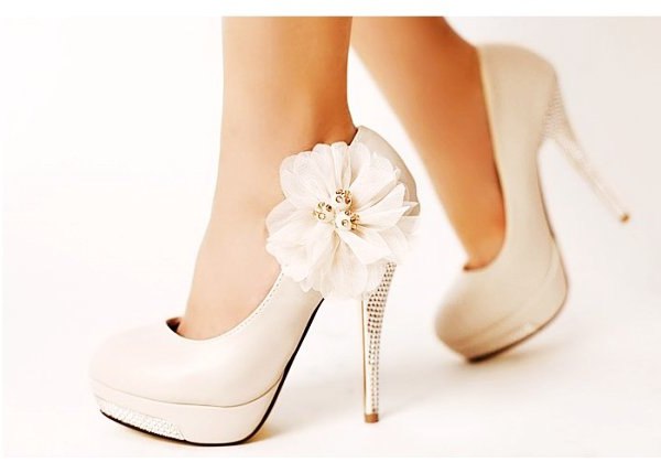 Balta aukštakulniai batai yra moteriškumo įsikūnijimas