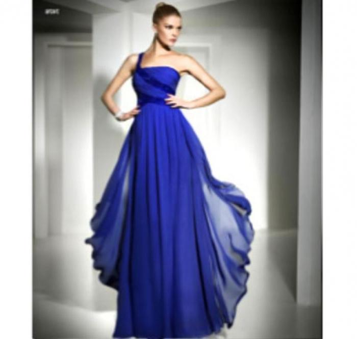 Mėlyna suknelė promenyje