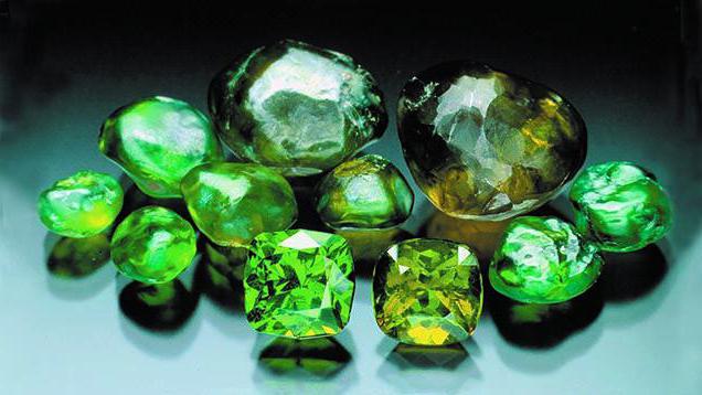 Žalios akmenys brangios ir pusbrangios: nuotraukos ir pavadinimai