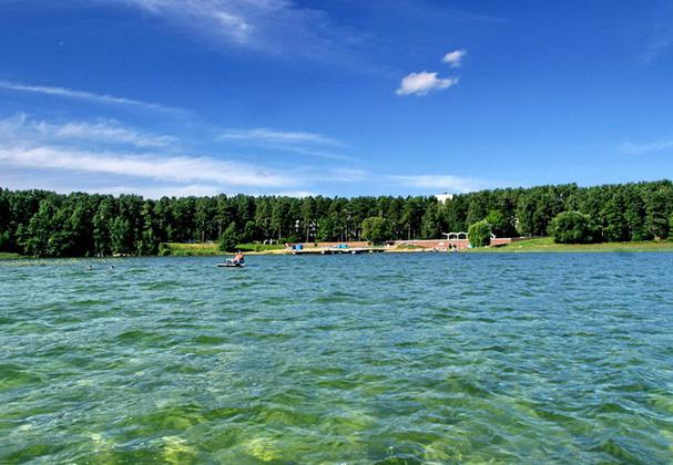 poilsis ant mėlynų Baltarusijos ežerų