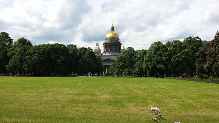 Kodėl turėtumėte aplankyti Marso lauką Sankt Peterburge?