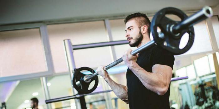 Efektyvus pratimai ant bicepso sporto salėje