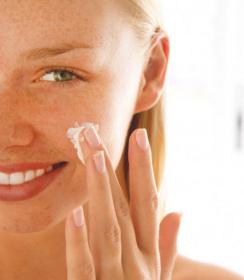 Tam, kad išsaugotumėte elastingumą, veido odai reikia tam tikrų vitaminų. Vitaminai odai yra jos ypatinga statybinė medžiaga